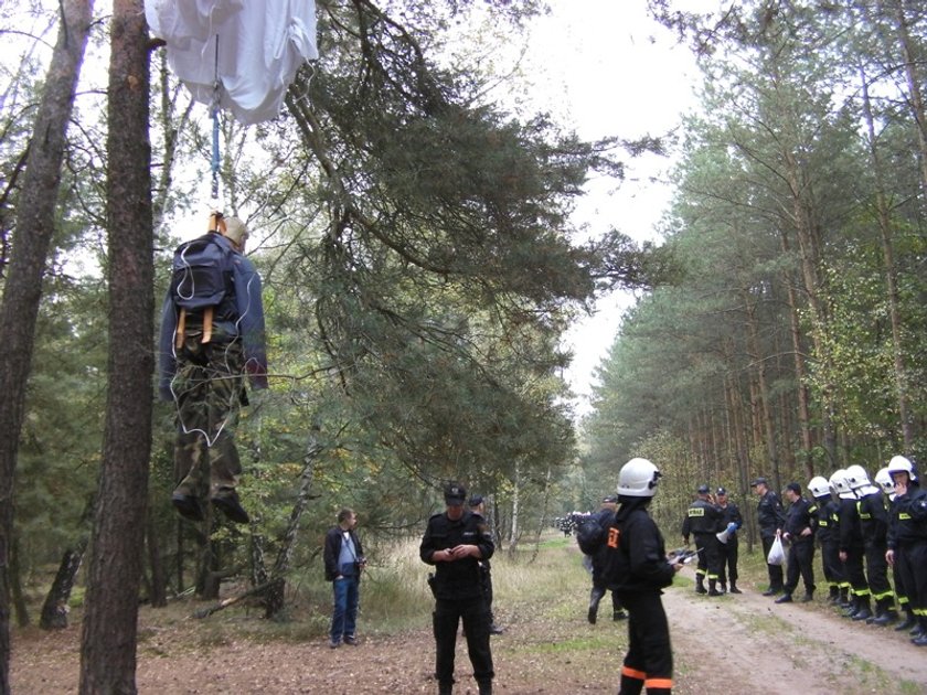 Policjanci w ramach ćwiczeń ratowali paralotniarzy