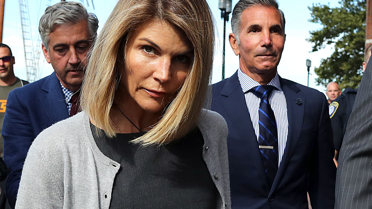 Lori Loughlin nie spędziła tegorocznych świąt ze swoją rodziną, gdyż przebywała w więzeiniu. Teraz aktorka wyszła na wolność po dwóch miesiącach za kratkami. 