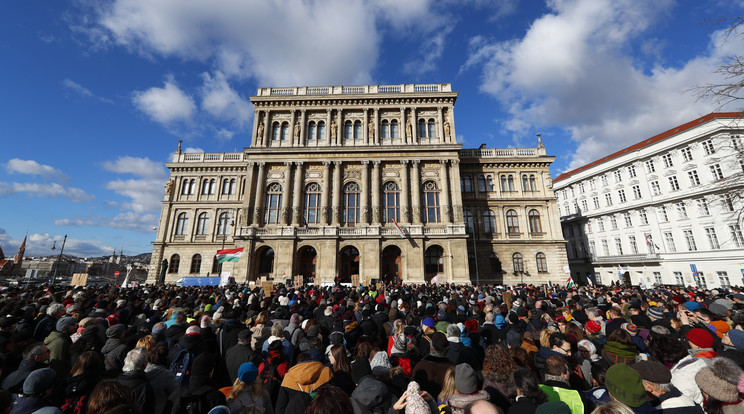 Februárban élőláncot formáltak az Akadémia épülete köré, most sztrájkba léphetnek a kutatók /Fotó: Zsolnai Péter