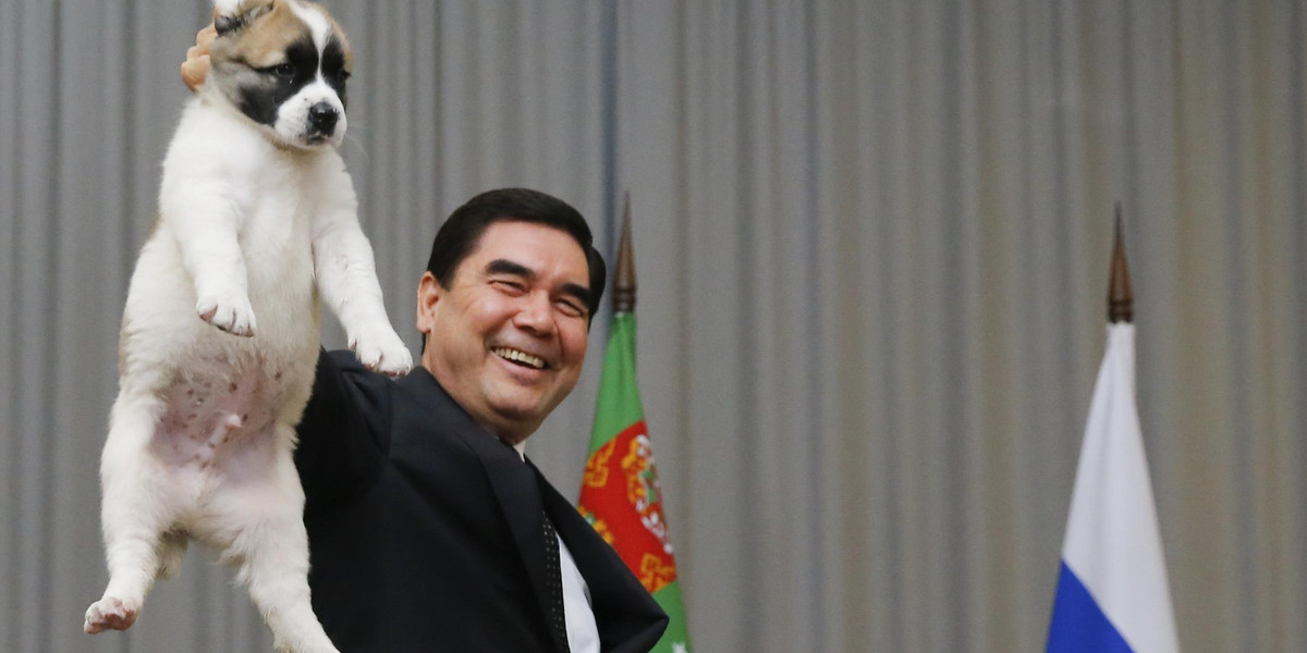 Prezydent Turkmenistanu odsłonił pomnik psa. Gigantyczna figura stanęła w stolicy