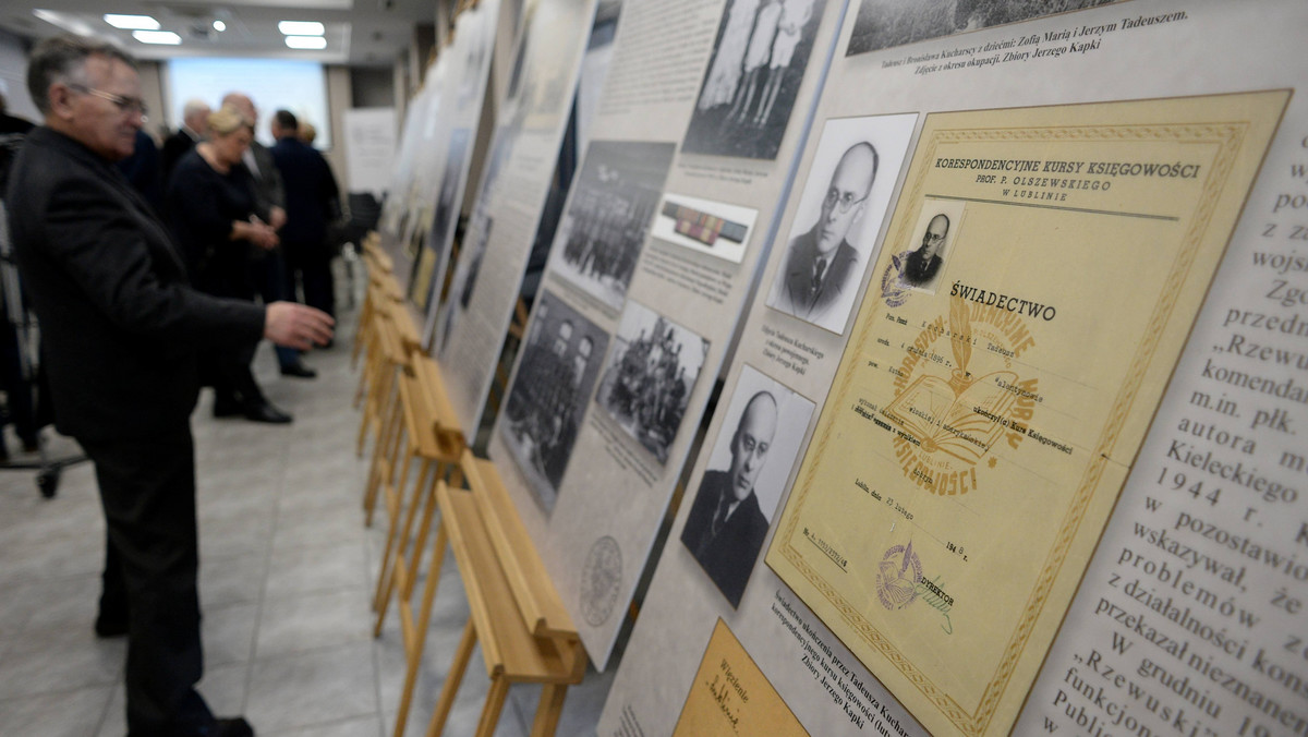 Kopie cyfrowe fotografii oraz dokumentów, dotyczących trzech oficerów z Obwodu Armii Krajowej Sandomierz, zostały dziś uroczyście przekazane przez rodziny żołnierzy, do zasobu archiwalnego Delegatury Instytutu Pamięci Narodowej w Kielcach.