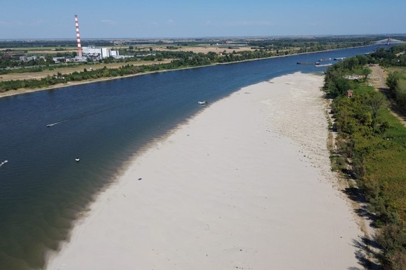 ŠOKANTNE SCENE IZ NOVOG SADA, EVO ŠTA JE OSTALO OD DUNAVA Voda se skroz povlači, ovako nešto nikada nije viđeno (FOTO, VIDEO)