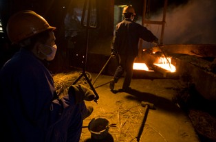 Miedź w Szanghaju już poniżej 4 tys. dolarów