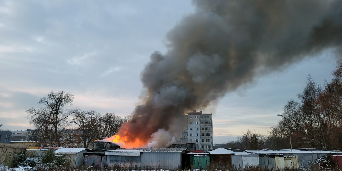 Ogień trawił kołobrzeski bazar. W pogorzelisku znaleziono zwęglone ciało.