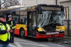 Poważny wypadek w Warszawie. Zderzyły się dwa tramwaje i autobus, 23 osoby ranne