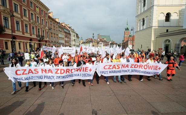 Demonstracja medyków w Warszawie. Minister zdrowia po krótkim monologu opuścił scenę