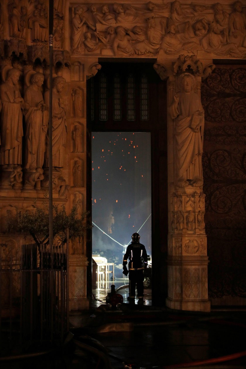 Wnętrze spalonej katedry Notre Dame