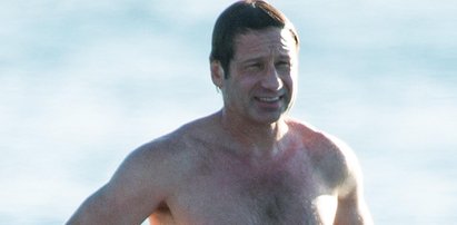 Duchovny pręży klatę na plaży. Fanki mogą się zdziwić