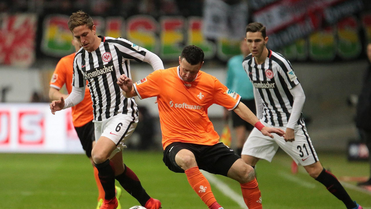 Darmstadt przybył do Frankfurtu z jednym celem - zamurowanie bramki i wywiezienie jednego punktu. Mecz zdołali zabić, ale remisu nie uzyskali. Eintracht wygrał z Darmstadt 2:0, a gole strzelili Makoto Hasebe i Ante Rebić. Wygrana ta pozwoliła wrócić Eintrachtowi na trzecie miejsce w tabeli Bundesligi. Darmstadt jest ostatnie i po 19 kolejkach ma tylko 9 punktów.