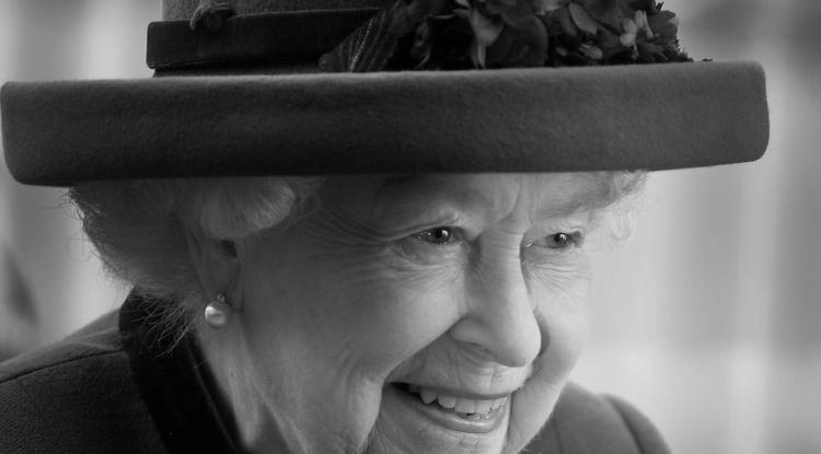 A néhai Erzsébet királynő ruhatárából hiányzott egy szín, de helyette volt megannyi feltűnő árnyalat. Fotó: Northfoto