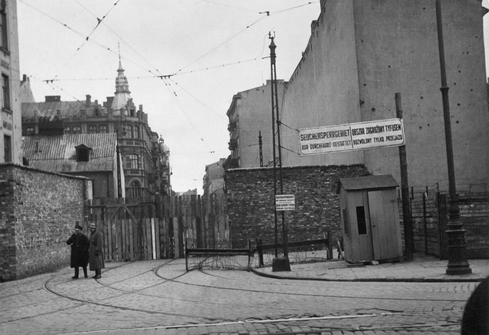 Zdjęcia z albumu "W obliczu Zagłady. Żydzi Warszawy 1939-1943"