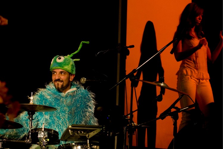 Genialny koń polny na perkusji jednocześnie grał, śpiewał i bawił publiczność