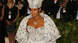 MET Gala 2018: Rihanna w papieskim nakryciu głowy?