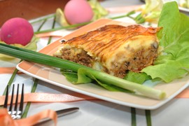 Ovo je posebno ukusna PITA S MESOM: Pravi se s gotovim korama, recept će vas ODUŠEVITI, slasna je, BAŠ SOČNA i sprema se za sat vremena