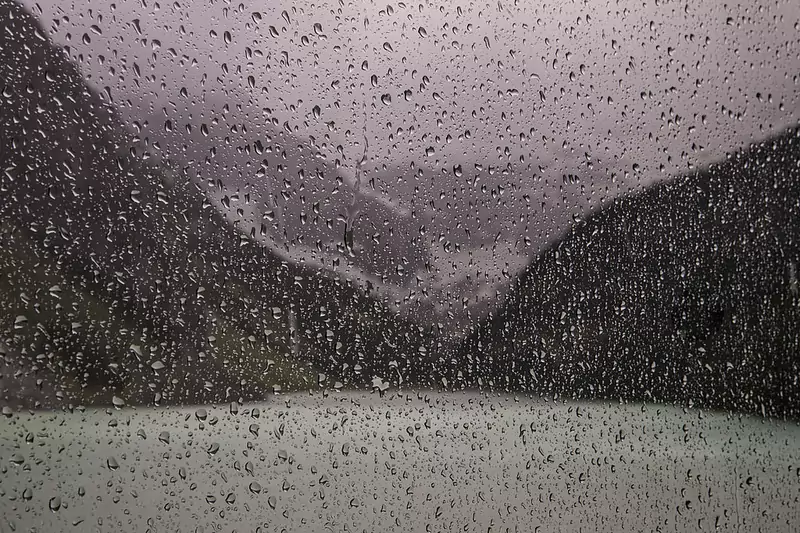 Deszcz w Górach Skalistych