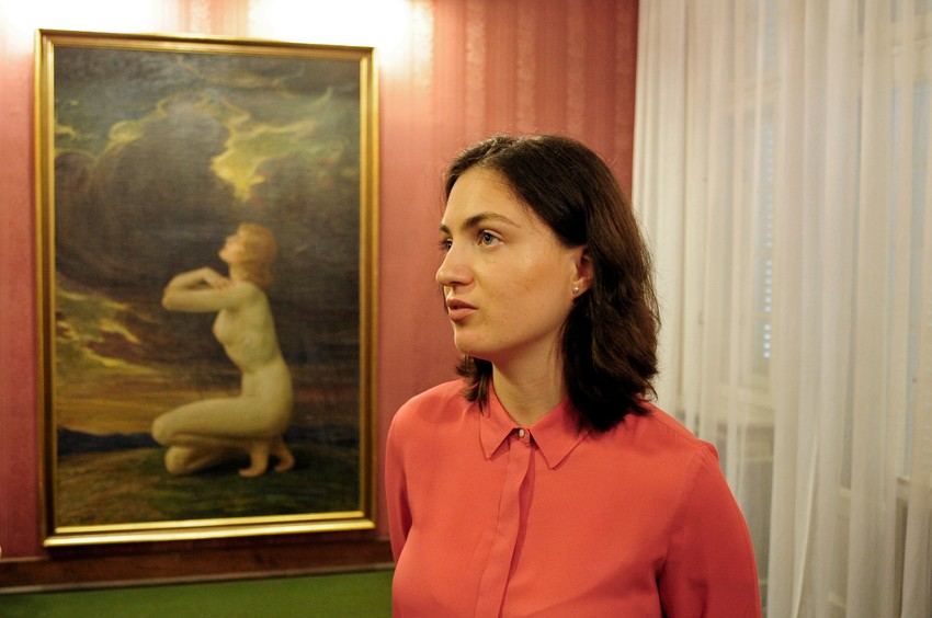 Isidora Savić (u pozadini slika "Zemlja žedna kiše")