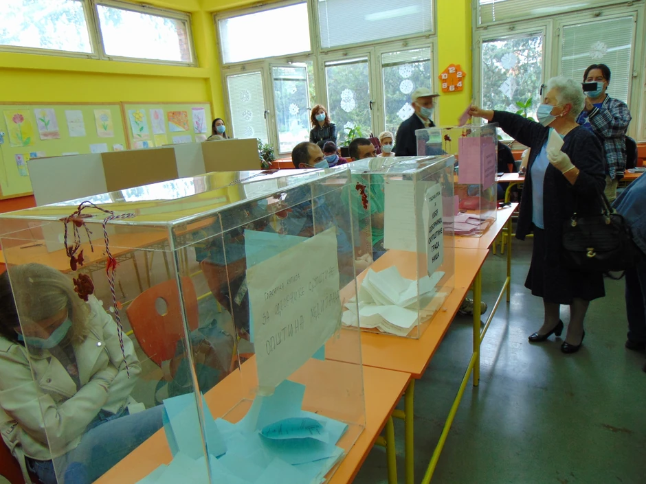 Glasanje na biračkom mestu broj 18 u OŠ "Sveti Sava" u Nišu 