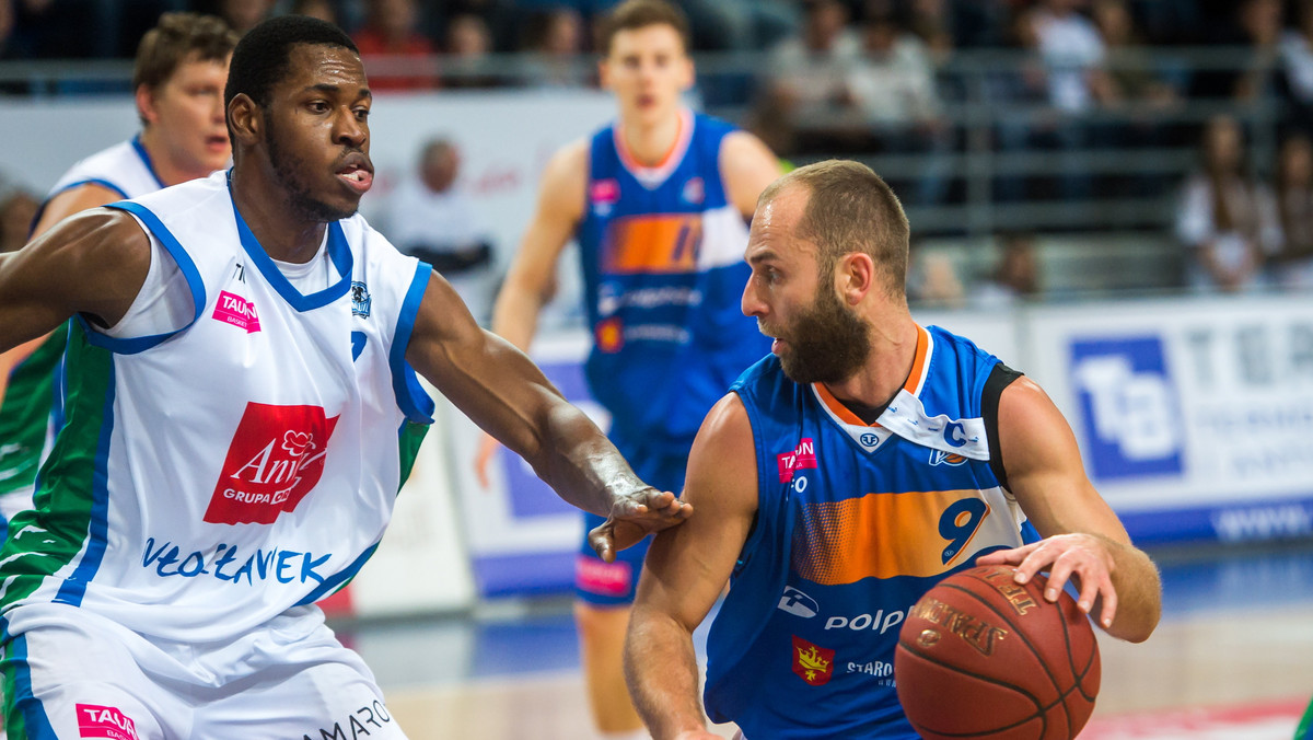 Anwil Włocławek pokonał Polpharmę Starogard Gdański 84:69 (19:18, 20:26, 24:12, 21:13), a Rosa Radom ograła King Wilki Morskie Szczecin 75:65 (13:13, 21:21, 24:19, 17:12) w sobotnich meczach 15. kolejki Tauron Basket Ligi.