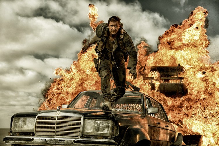 <strong>5 . Mad Max: Na drodze gniewu, reż. George Miller</strong>
<br></br>
Tego trudno było oczekiwać: nie tylko Tom Hardy okazał się lepszym Mad Maxem niż Mel Gibson, ale i George Miller zamienił naładowane adrenaliną kino akcji w feministyczny manifest, nie tracąc przy tym energii oryginału.
<br></br>