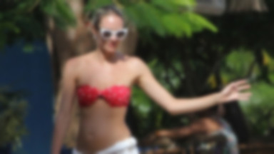 Candice Swanepoel w bikini prezentuje ciążowy brzuszek
