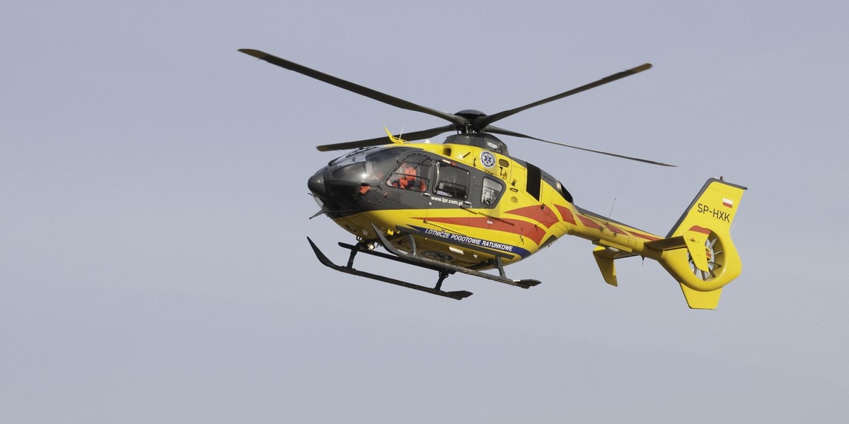 Tragedia w Krzyżowej. Ojciec widział śmierć syna. Lokalna społeczność wstrząśnięta wypadkiem (zdjęcie ilustracyjne).