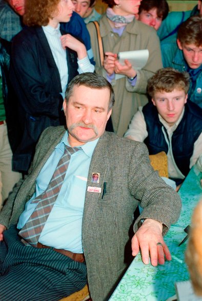 Strajk w Stoczni Gdańskiej. Na zdjęciu Lech Wałęsa, za nim Jacek Kurski, 4 maja 1988 r