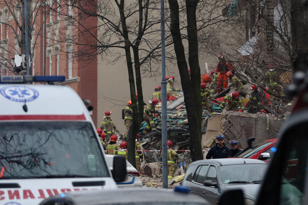 Akcja ratownicza w miejscu wybuchu gazu w trzypiętrowej kamienicy w Katowicach-Szopienicach