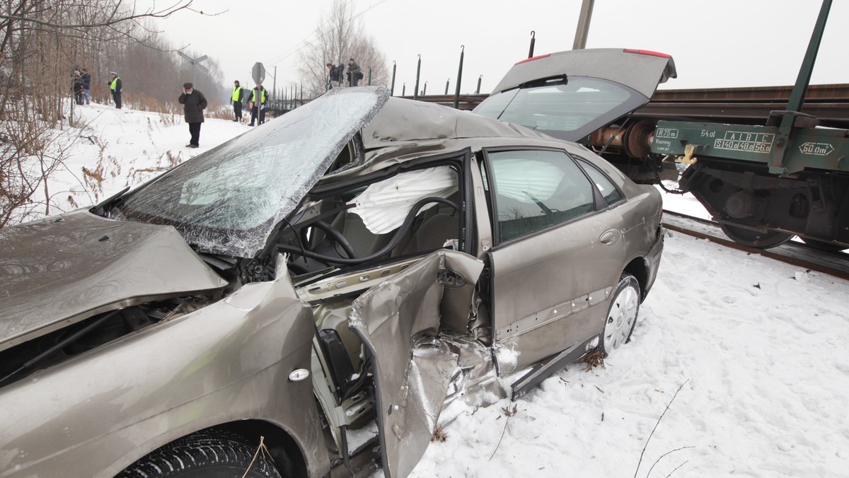 ŁÓDŹ KOBIETA WJECHAŁA AUTEM POD POCIĄG