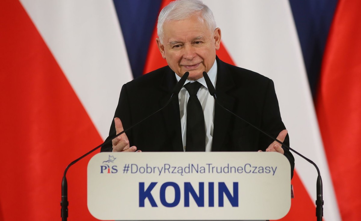 Prezes Prawa i Sprawiedliwości Jarosław Kaczyński podczas spotkania z mieszkańcami miasta w auli Akademii Nauk Stosowanych Państwowej Wyższej Szkoły Zawodowej w Koninie