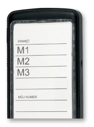 Z tyłu obudowy telefonu MaxCom znajduje się notatnik umożliwiający zapisanie między innymi własnego numeru i nazwy kontaktów dla przycisków pamięci