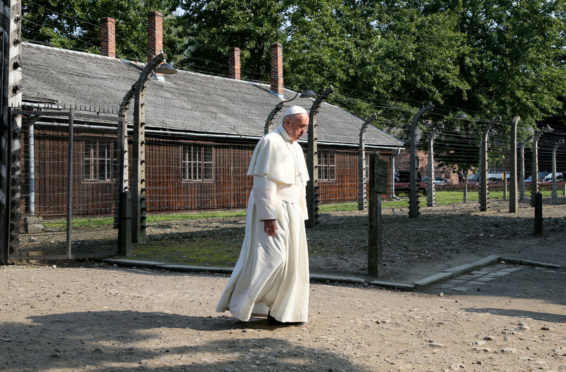 Franciszek jest trzecim papieżem po Janie Pawle II i Benedykcie XVI, który przekroczył historyczną bramę obozową