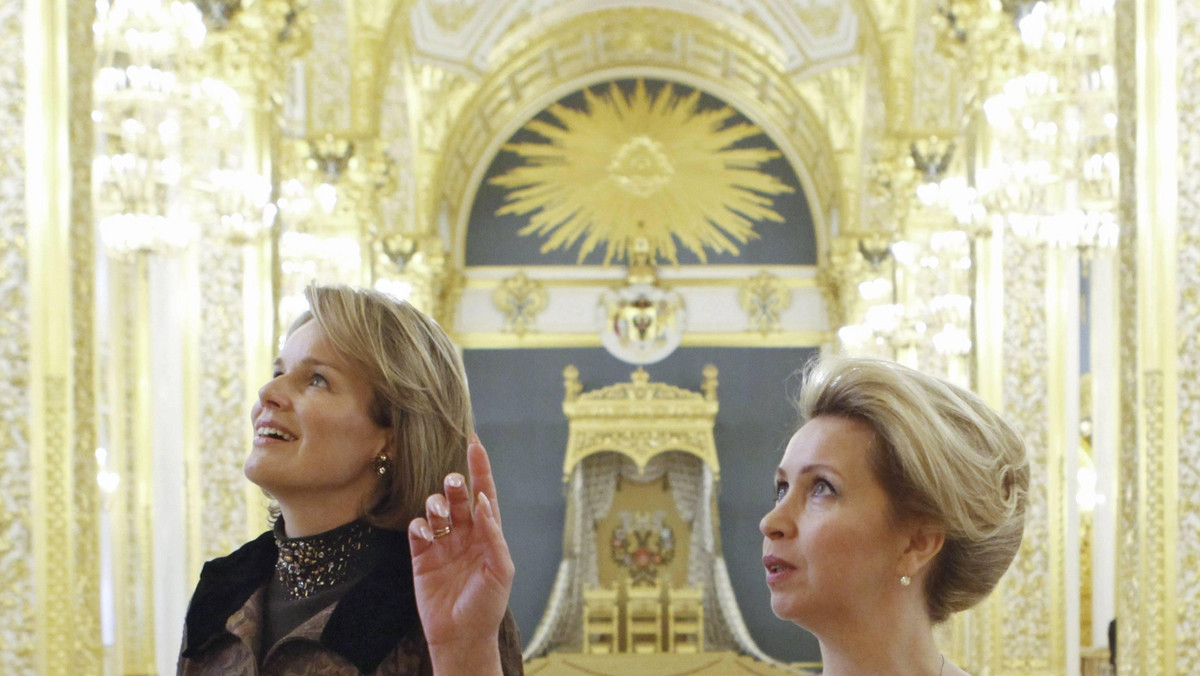 Małżonka prezydenta Rosji Dmitrija Miedwiediewa, Swietłana, odwiedziła dzisiaj ambasadę RP w Moskwie, gdzie uczciła pamięć ofiar ubiegłorocznej katastrofy polskiego Tu-154M pod Smoleńskiem.
