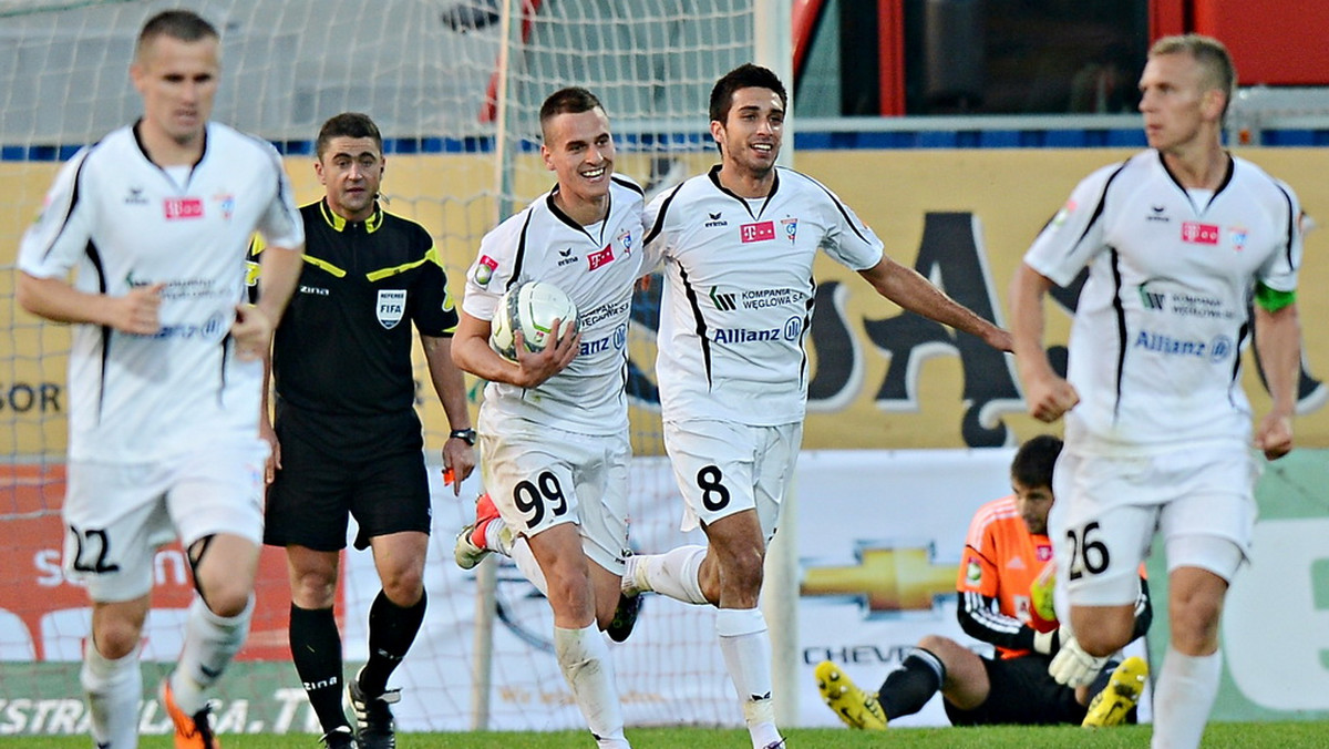 W pierwszym niedzielnym meczu piłkarskiej T-Mobile Ekstraklasy, Górnik w Zabrzu podejmie zespół Zagłębia Lubin. Od 23. minuty Miedziowi prowadzą niespodziewanie 1:0.