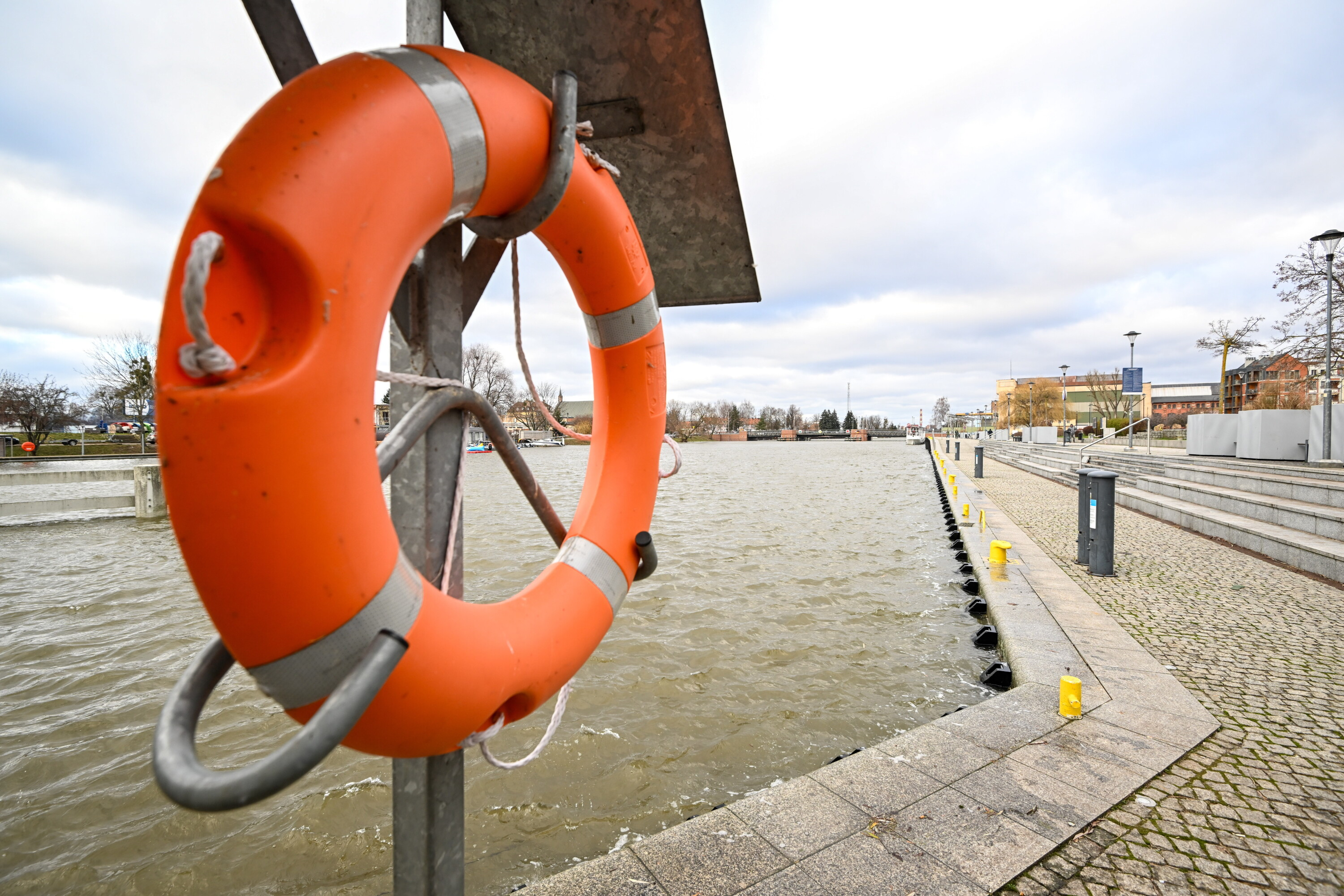 Alarm IMGW: Gwałtowny wzrost wody na polskim wybrzeżu i zalewach