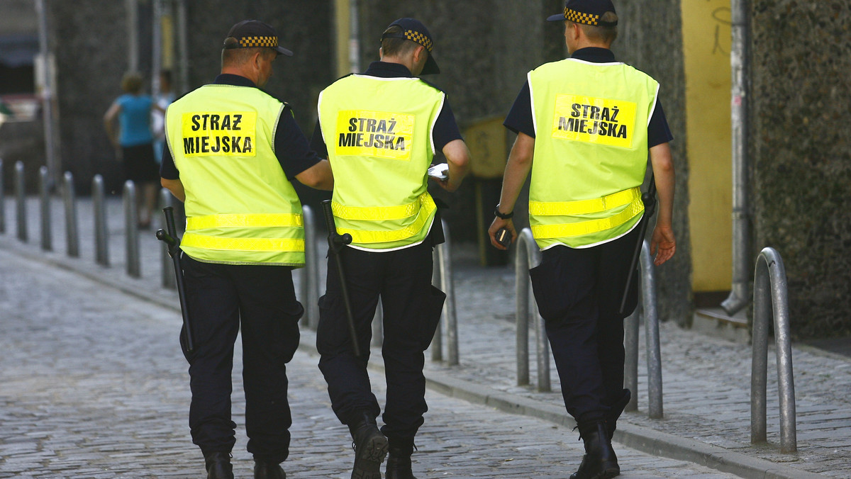 W Święto Niepodległości gdańscy strażnicy miejscy zatrzymali kobietę, która spacerowała z wózkiem. O jej dziwnym zachowaniu poinformowali przechodnie. Okazało się, że kobieta miała we krwi dwa promile alkoholu.