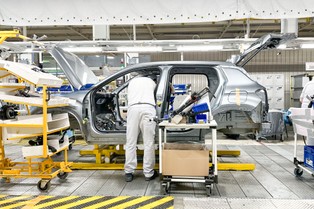 Europejska motoryzacja wciąż pod kreską. Sprzedaż szoruje po dnie