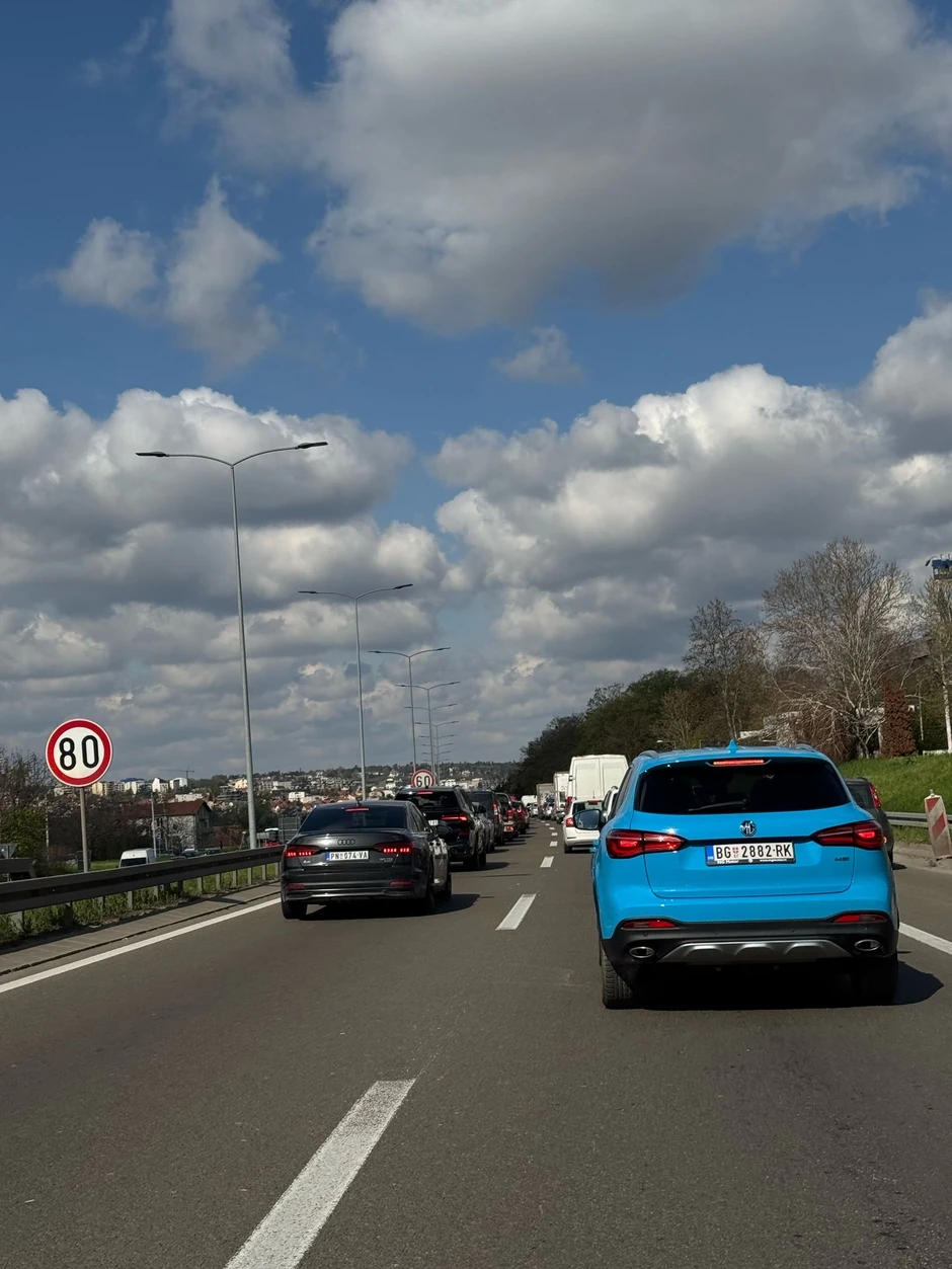 Dugačka kolona na auto-putu