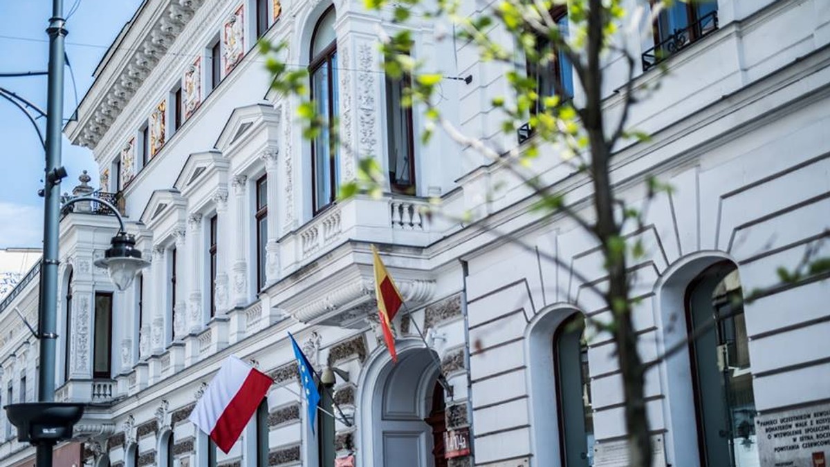 Prezydium klubu radnych PiS w Łodzi zdecydowało, że Marcin Zalewski zostanie wykluczony z ich grona. Także władze krajowe partii zawiesiły go w prawach członka PiS. Wszystko po tym, jak Zalewski w studiu radiowym, jeszcze przed wejściem na antenę żartował, że łódzkie włókniarki mogły mieć powiązania ze Służbą Bezpieczeństwa.