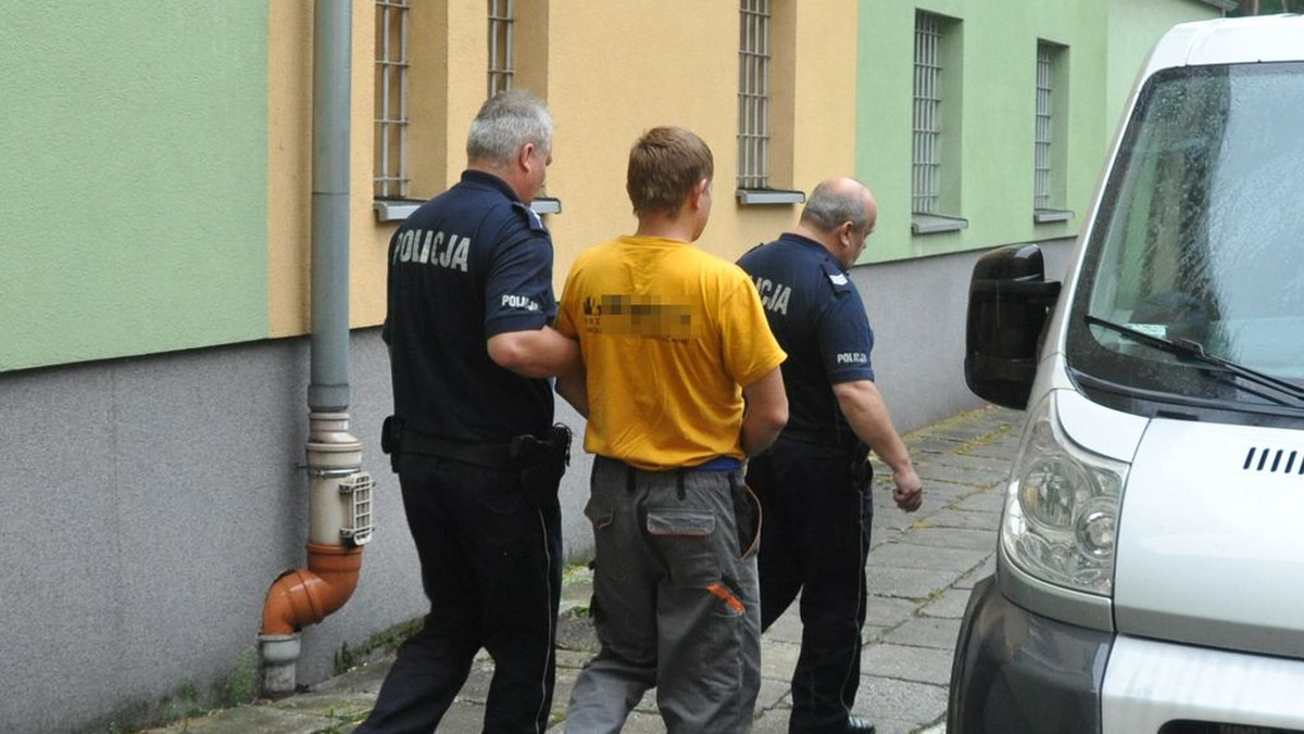 Poszukiwany od dwóch tygodni mężczyzna, podejrzany o potrącenie nastolatki, jest już w rękach policji. 30-latek spowodował wypadek na pasach, po czym uciekł. Zatrzymali go kryminalni z Krapkowic.