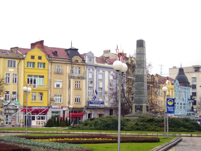 1. Bułgaria Północno-Zachodnia (Severozepaden) – jest najbiedniejszym regionem w całej UE. PKB per capita sięga tutaj zaledwie 26 proc. unijnej średniej i wynosi (według parytetu siły nabywczej) dokładnie 6 500 euro. Dla porównania na jednego mieszkańca Londynu Wewnętrznego – najbogatszego regionu Wspólnoty według danych za 2010 rok – przypada 80 300 euro, co stanowi 328 proc. unijnej średniej. Najważniejszym miastem i stolicą regionu jest Plewen –  lokalny ośrodek administracyjny i przemysłowy. Na zdjęciu: Pleven - stolica regionu, autor: Todor Bozhinov, CC-BY-SA-2.5.