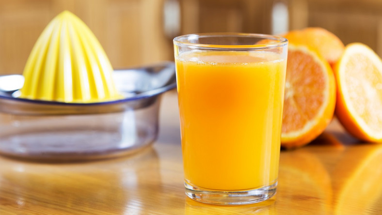 Jak usunąć plamy z soku pomarańczowego? Najlepsze sposoby na plamy z owoców