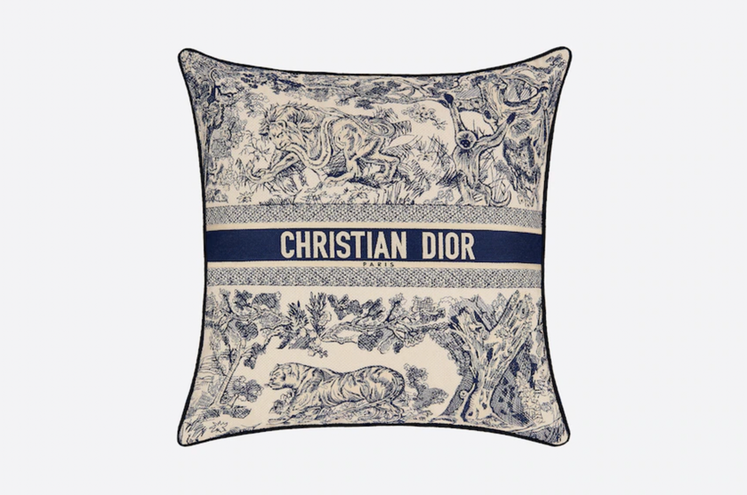 Die Kissen von Dior Maison sind mit dem Motiv der Kollektion «Toile de Jouy by Maria Grazia Chiuri» bestickt. Das Motiv stellt einen Hirtendruck aus dem 18. Jahrhundert mit Sauvage-Szenen und botanischen Elementen dar. Bei Dior Maison für 1200 Franken.