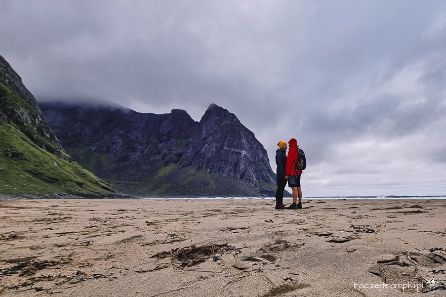 Plaża Kvalvika, Lofoty. fot. raczejtrampki.pl 