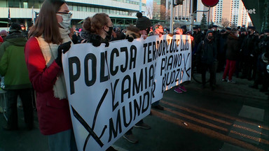 Strajk Kobiet protestuje w Dzień Kobiet. Policjanci zamknęli protestujących w kordonie