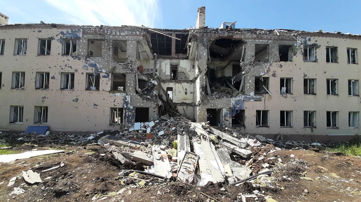 Blok mieszkalny w Bachmucie. Bomba lotnicza niemal go przepołowiła, niszcząc wszystkie kondygnacje