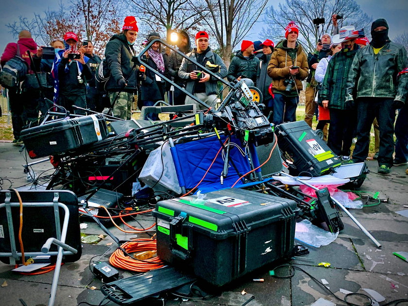 Zamieszki w USA. Zwolennicy Trumpa wtargnęli do Kapitolu! Starcia z policją. Cztery osoby nie żyją