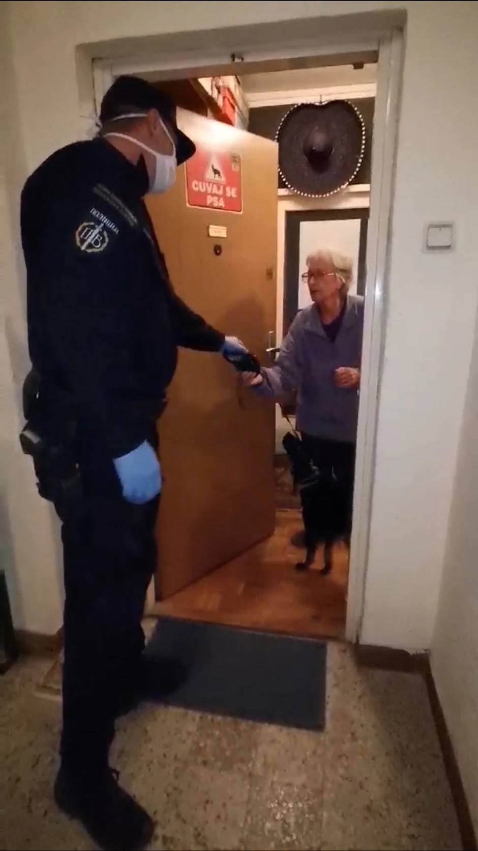 Pripadnici MUP pomažu penzionerima
