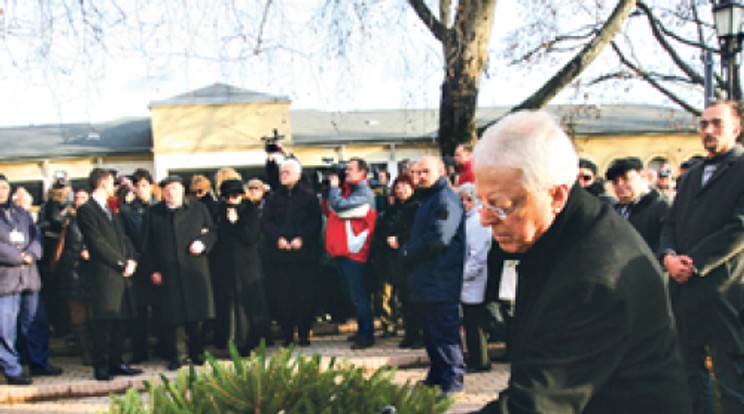 Eltemették Mary Zsuzsit