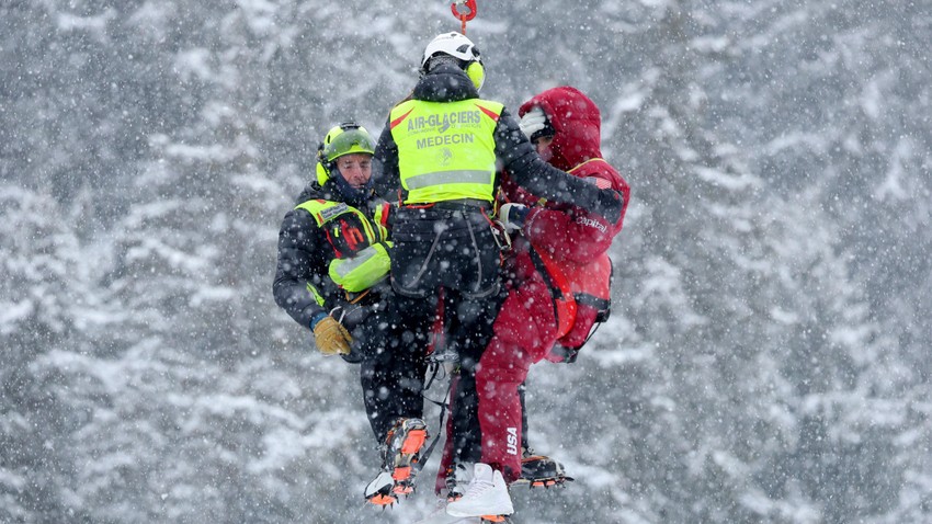Hitna služba odnosi povređenu Lindzi Von 30. januara | Foto: Reuters