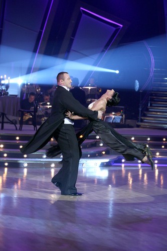 Mariusz Pudzianowski i Magda Soszyńska w pięknym walcu angielskim. Wytańczyli pierwsze miejsce